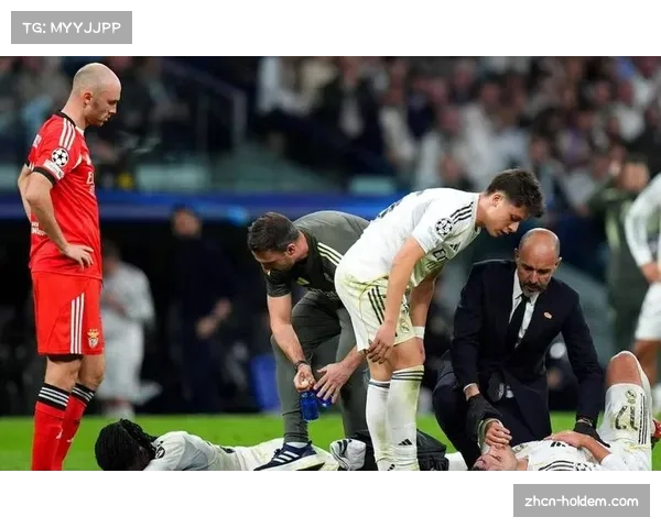 战地通讯：皇马出局后，伯纳乌南看台球迷高歌至深夜